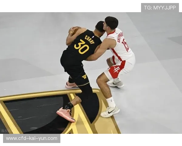 勇士球星反手上篮点燃主场气氛 勇士球星反手上篮点燃主场气氛